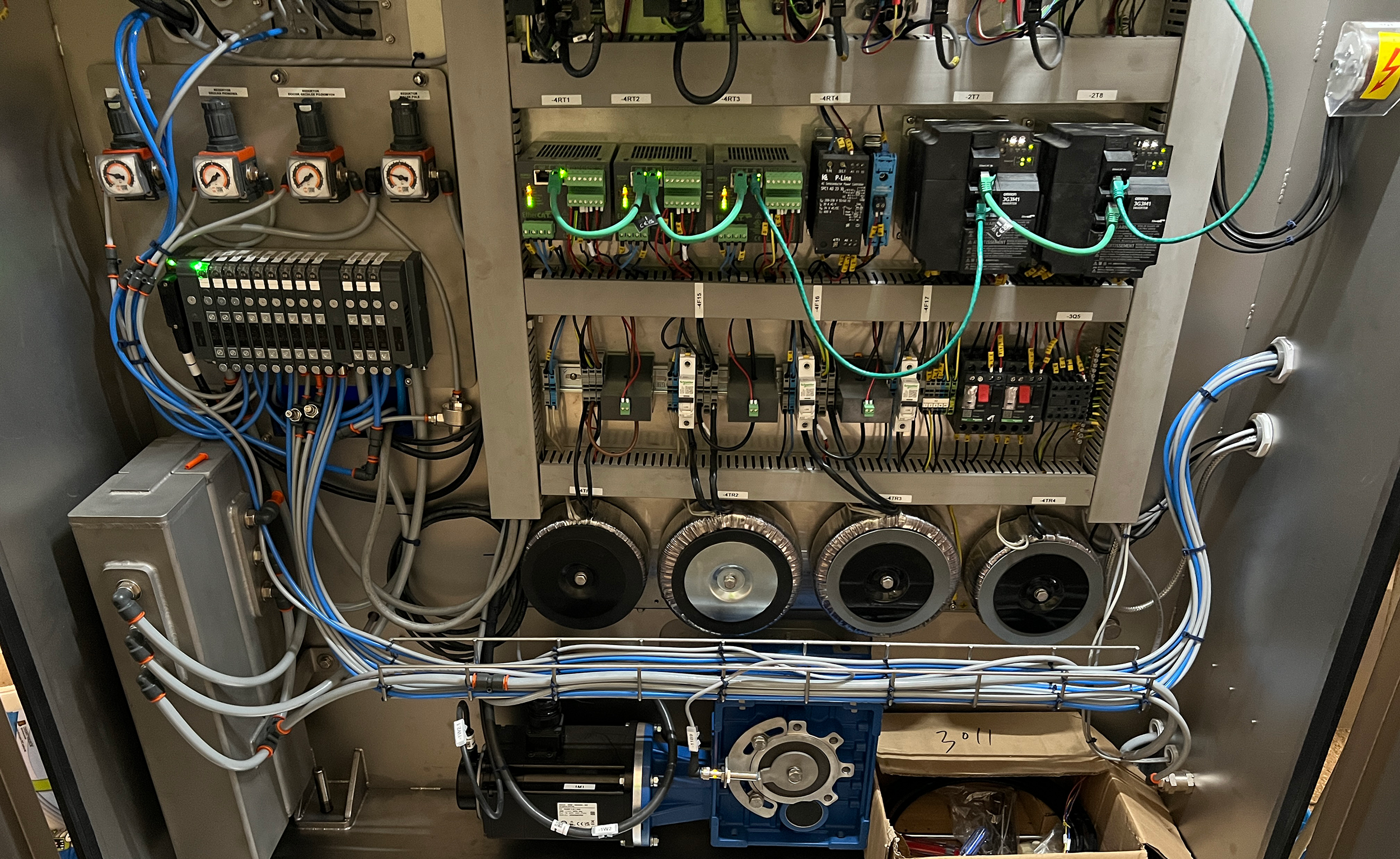 2-1-szafa-sterownicza-z-okablowaniem-i-transformatorami